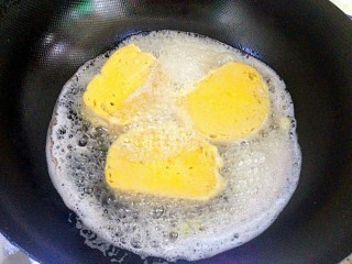 椒盐儿馒头片,油烧热，煎至馒头片，两面金黄