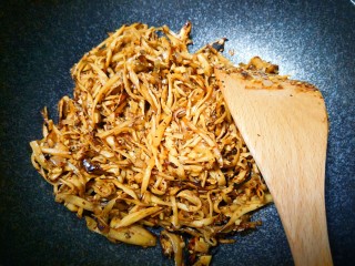 比烤金针菇好吃一百倍的杏鲍菇
你绝对没有吃过这么好吃的杏鲍菇,当调料炒出香味后，把杏鲍菇和调料炒在一起，拌匀。