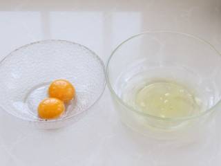 草莓抱抱卷,取两个干净无油的容器，将蛋清和蛋黄分离出来。注意蛋清中不要混入蛋黄，会影响打发效果。