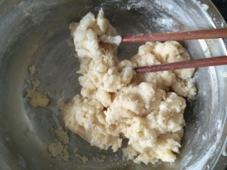 老婆饼,将水油皮中（除了沸水）材料混合，最后加入沸水，用筷子快速搅拌均匀。