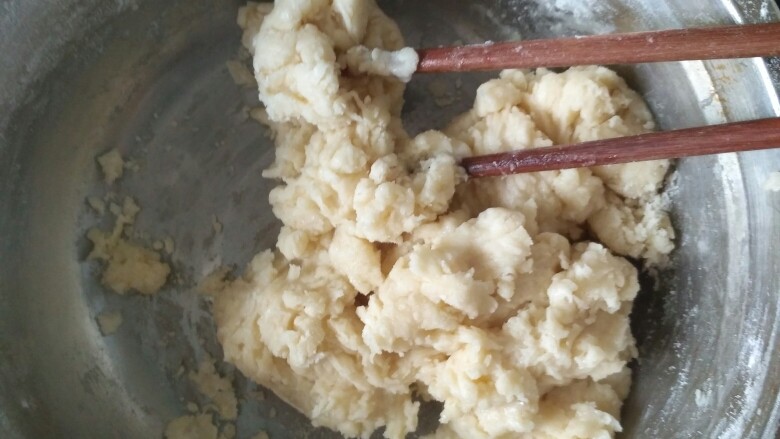 老婆饼,将水油皮中（除了沸水）材料混合，最后加入沸水，用筷子快速搅拌均匀。