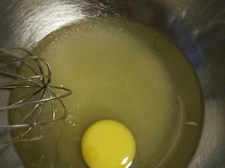 黑芝麻桃酥,加入一个鸡蛋。