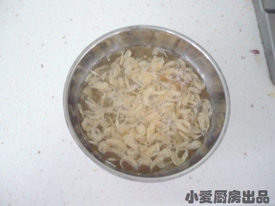 虾皮盖菜,虾米皮用凉水清洗。