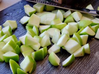 青苹果🍏的诱惑
（偏要做好吃系列）,将其余两个青苹果切成块状