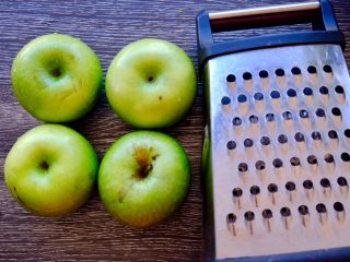 青苹果🍏的诱惑
（偏要做好吃系列）,【青苹果奶酥】先洗净四个青苹果 