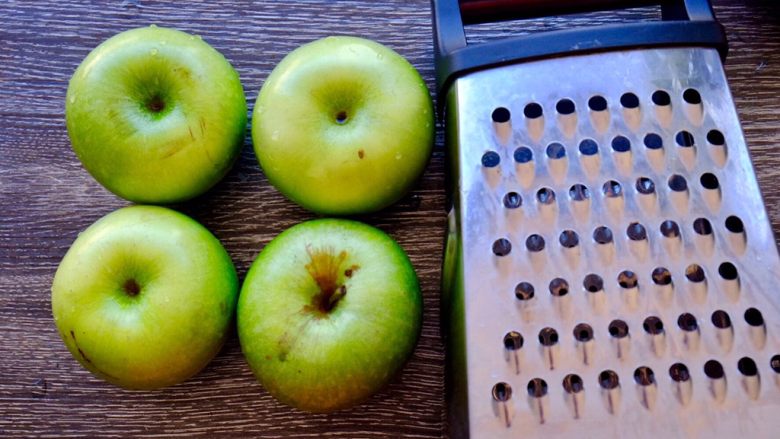 青苹果🍏的诱惑
（偏要做好吃系列）,【青苹果奶酥】先洗净四个青苹果 