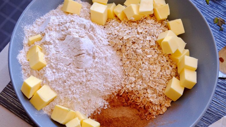 青苹果🍏的诱惑
（偏要做好吃系列）,将黄油切成丁 面粉和燕麦1:1比例混合 用手捏碎黄油 与其他粉类搅拌均匀 