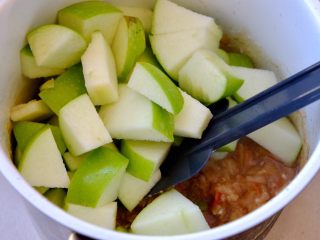 青苹果🍏的诱惑
（偏要做好吃系列）,倒入煮好的苹果泥里 搅拌均匀
