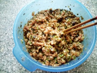 百财水饺_,加适量水筷子反复拌搅，肉陷做好了。