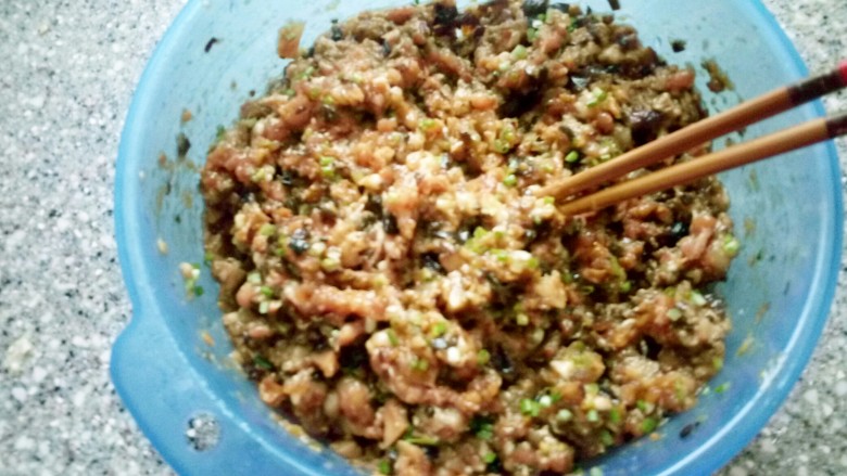 百财水饺_,加适量水筷子反复拌搅，肉陷做好了。