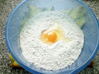 百财水饺_,鸡蛋一个放入盆合面。