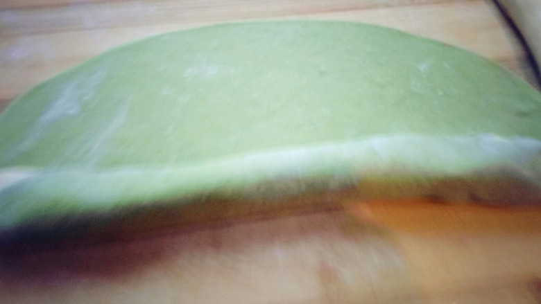 百财水饺_,绿色面皮包裹，捏紧连接处。