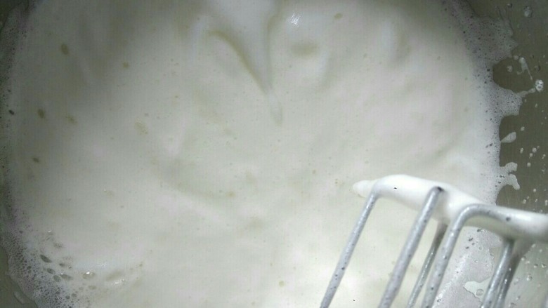 八寸戚风蛋糕,中速打发至有明显的纹路状态，这时提起打蛋器，蛋白不能挺直，会弯曲。加入最后20克糖继续打发。