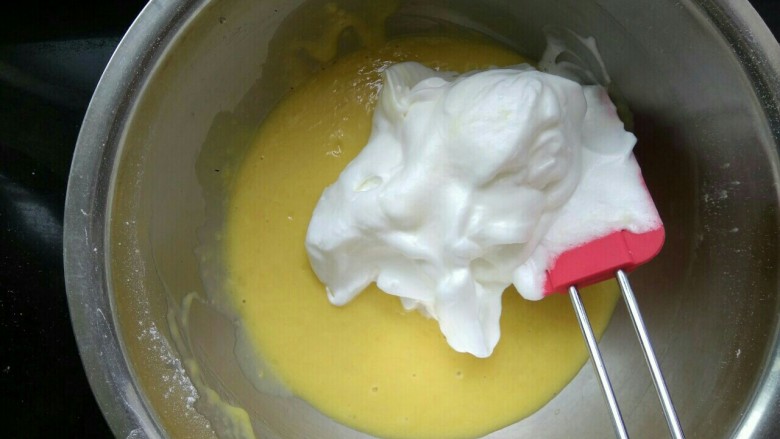 八寸戚风蛋糕,把三分之一蛋白霜放入盛蛋黄糊的盆中