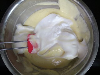 八寸戚风蛋糕,再取三分之一蛋白霜放入蛋黄糊中，翻拌均匀