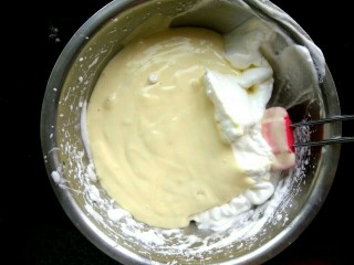 八寸戚风蛋糕,把拌好的蛋黄糊倒入剩下的蛋白霜中。