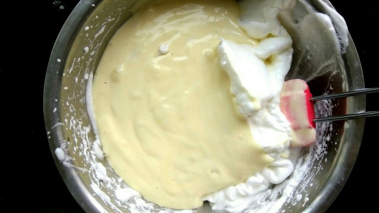 八寸戚风蛋糕,把拌好的蛋黄糊倒入剩下的蛋白霜中。