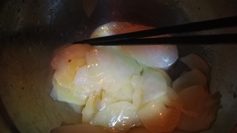 椒香薯片,滤干水后趁热拌好油的状态
