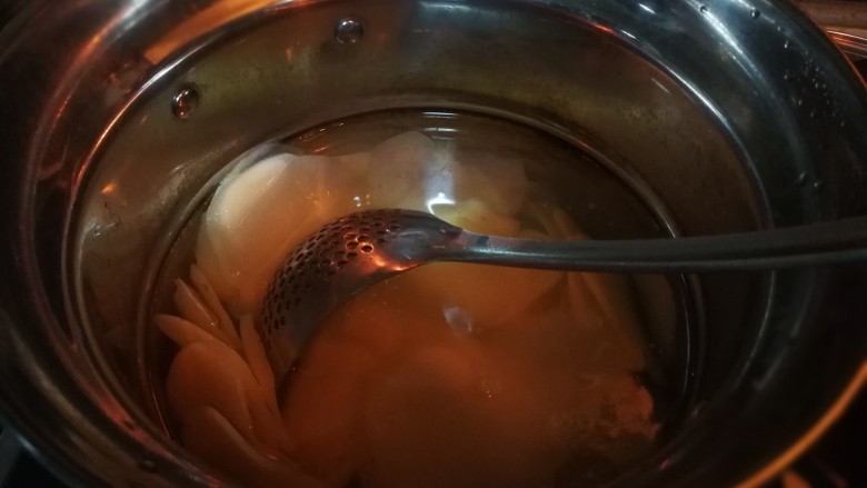 椒香薯片,锅中水放盐，煮开后下土豆片，开水煮两分钟，透明状态就可以了。煮太久后面处理起来容易破。