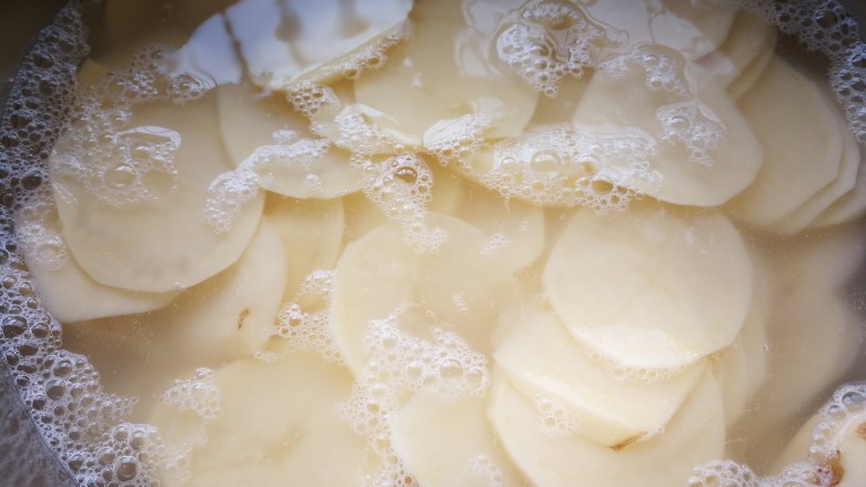 椒香薯片,成品要达到头图的状态，切片状态是比擦片器擦出的要薄的。