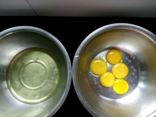 八寸戚风蛋糕,准备两个不锈钢盆，确保无油无水。把五个鸡蛋蛋黄蛋白分离，蛋白里不能有蛋黄