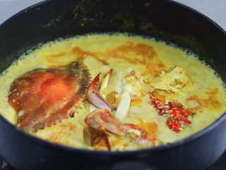 泰式咖喱年糕蟹,盖上锅盖，焖炖片刻，盐糖调味