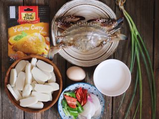 泰式咖喱年糕蟹,准备好材料，螃蟹用刷子刷干净，切段，年糕切片