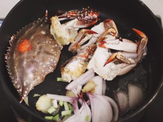 泰式咖喱年糕蟹,下洋葱，姜，葱末，翻炒
