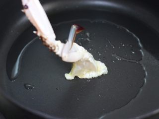 泰式咖喱年糕蟹,锅里下油，放裹好蛋液的螃蟹段稍煎