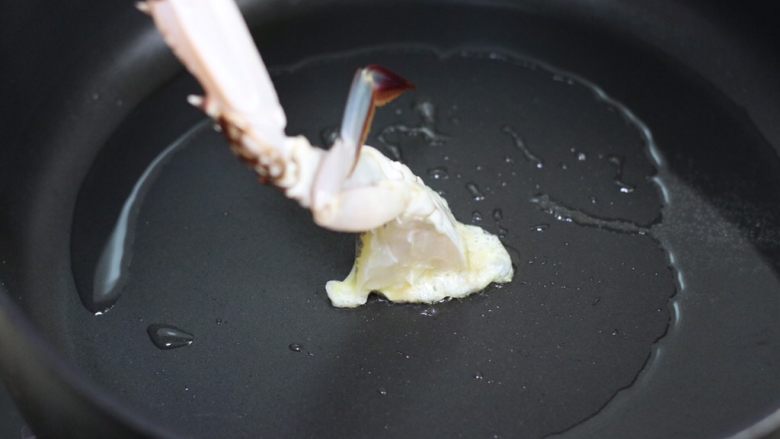 泰式咖喱年糕蟹,锅里下油，放裹好蛋液的螃蟹段稍煎
