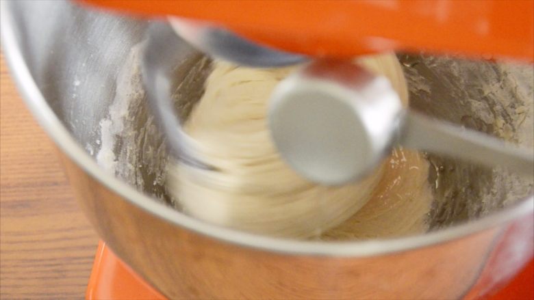 格鲁吉亚芝士面包,用厨师机搅拌。面粉成面团以后加入7.5ml<a style='color:red;display:inline-block;' href='/shicai/ 857'>植物油</a>。机器低速揉面7分钟。
如果是手动揉面，揉成质地均匀的团就行了。
