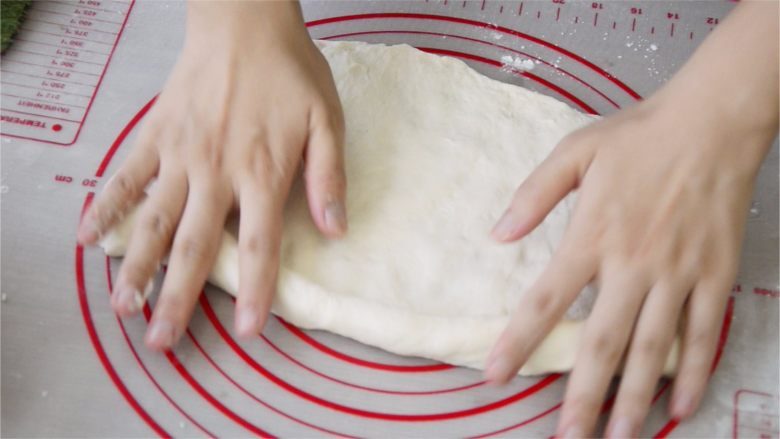 格鲁吉亚芝士面包,将圆形面饼的两边向中间卷，做成船形。