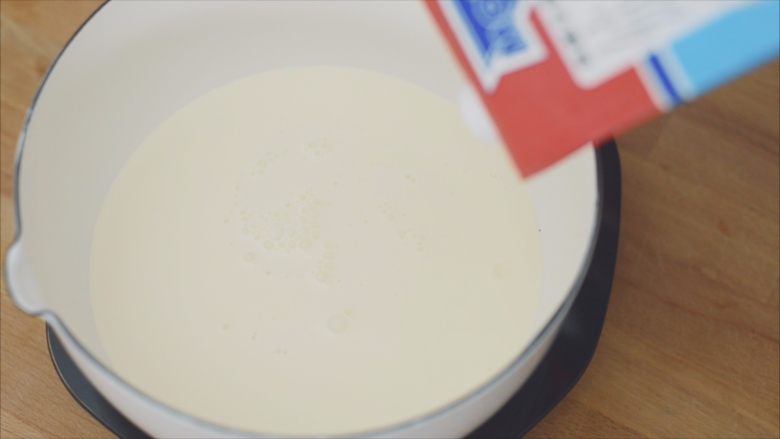 抹茶冰激凌泡芙,牛奶+淡奶油总计300-400g，煮开。喜欢清淡的多加牛奶，喜欢浓郁的多加淡奶油。喜欢清爽的用400g奶，喜欢细腻的用300g。