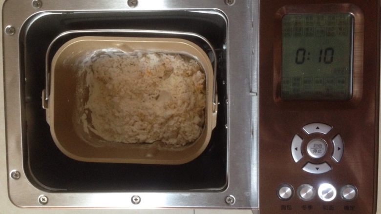 香肠锦鲤包,再将面包桶放入东菱面包机里，选择和面10分钟，看面粉吸水性，再逐少量加水。