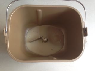 香肠锦鲤包,酵母用水溶化后倒入面包桶，加入糖