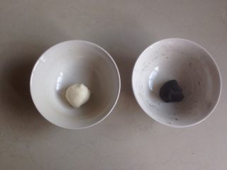 香肠锦鲤包,再和出黑色面团（竹炭粉适量，中筋面粉6克、水3克），白色面团（中筋面粉10克、水5克），盖保鲜膜备用