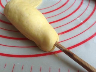 香肠锦鲤包,用筷子在另一边戳个深坑，做鱼嘴巴