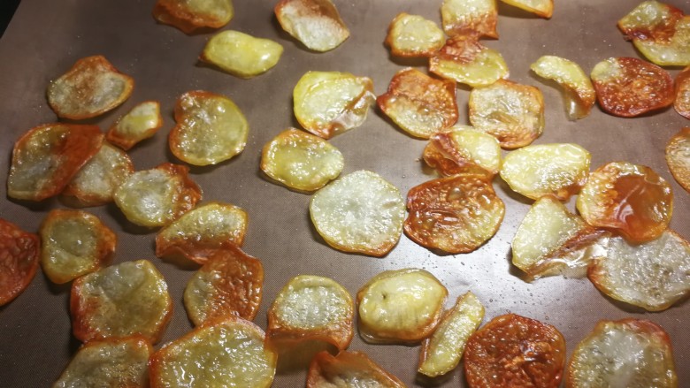 椒香薯片,薯片逐渐上色中，烤箱上火180℃下火160℃。