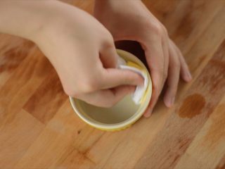 柠檬舒芙蕾,准备3个模具，咖啡杯、马克杯都可以用。
根据鸡蛋大小不同，总计容量为300ml到400ml。
