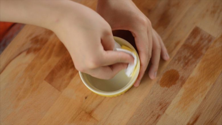 柠檬舒芙蕾,准备3个模具，咖啡杯、马克杯都可以用。
根据鸡蛋大小不同，总计容量为300ml到400ml。
