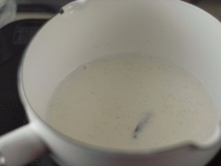 柠檬舒芙蕾,90g牛奶＋7g糖＋1/4根香草荚，煮到锅边冒泡泡，关火。