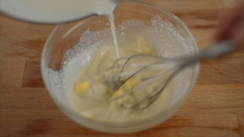 柠檬舒芙蕾,取出香草荚，牛奶倒入黄油面团。