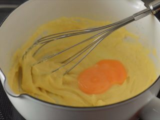 柠檬舒芙蕾,加入2个蛋黄，每加入一个立即搅拌均匀。