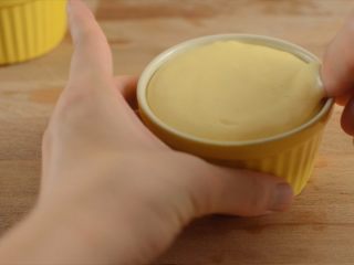 柠檬舒芙蕾,然后用大拇指抹去模具边缘的面糊，帮助它长高。
立即放进烤箱。
不立即放进烤箱的话，抹掉的面糊会粘在模具边缘，影响长高。
