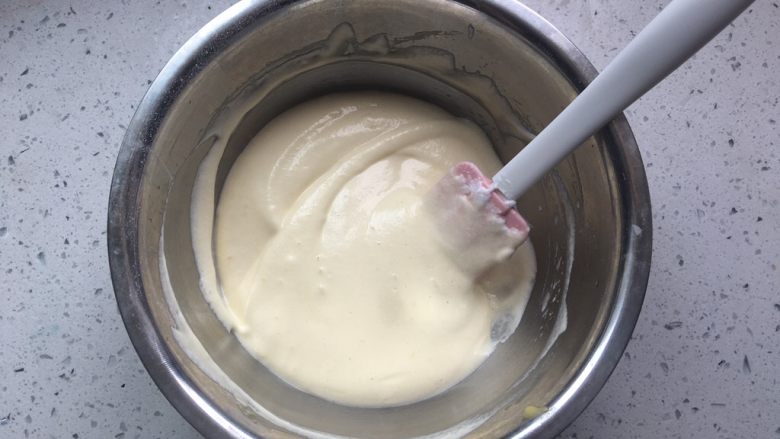 酸奶小蛋糕,加入剩下的一半蛋白霜拌匀