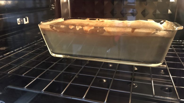 香草磅蛋糕,放入烤箱中下层，上下火180度烤40-50分钟左右，烤至表面自然开裂，四周焦黄色。玻璃模具很容易观察上色情况，