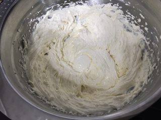 香草磅蛋糕,打发好的黄油体积增大一倍，顺滑有光泽，呈奶油状。