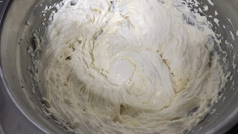 香草磅蛋糕,打发好的黄油体积增大一倍，顺滑有光泽，呈奶油状。