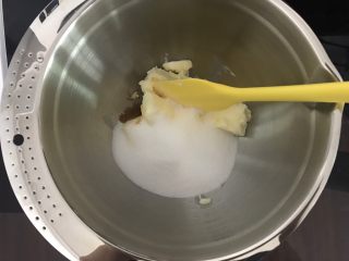 香草磅蛋糕,软化好的黄油加入细砂糖和香草精，用刮刀压拌均匀。开动电动打蛋器，高速打发5分钟，打至膨胀发白奶油状。