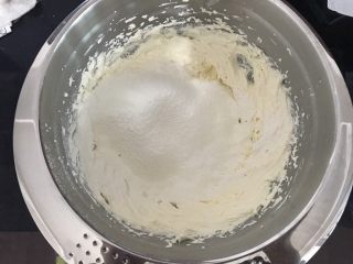 香草磅蛋糕,低筋面粉过筛加入。
